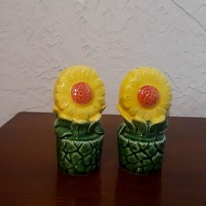 Darling Vintage Sunflower Pots Salt & Pepper Shakers, Happy Days 🌻🌻